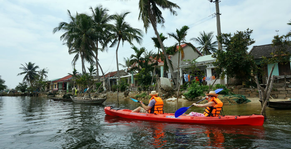 Hoi An Kayaking with Floating Bar Tour